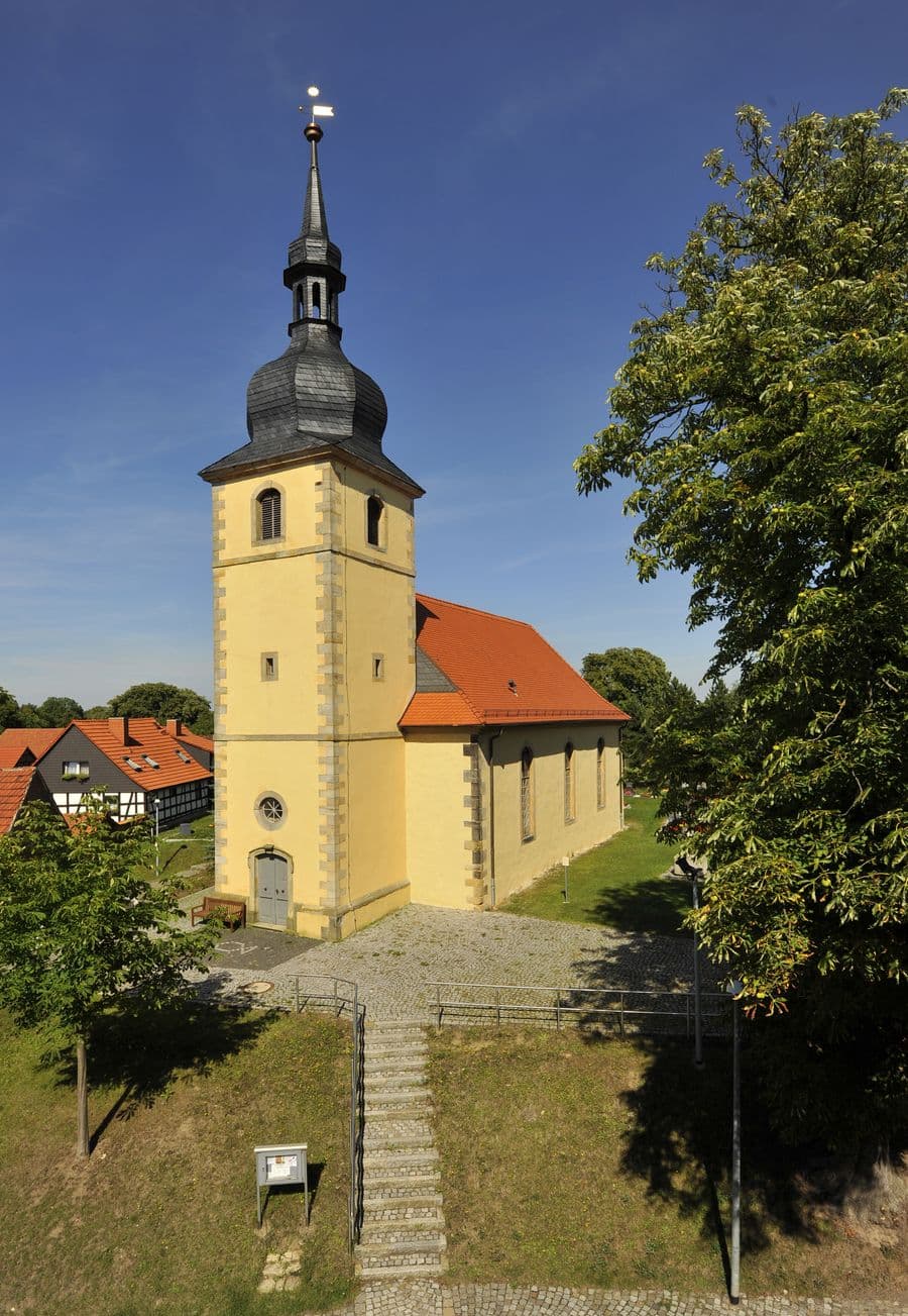 Die St.-Dionysius-Kirche von Süden, Turm mit geschweifter Haube und Wetterfahne